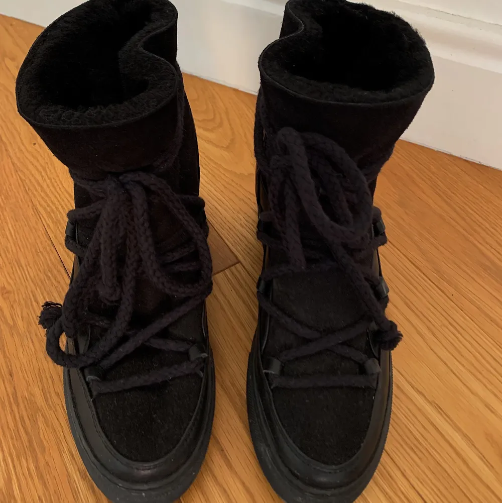 Svarta ”Inuikii sneaker classic wedge”, köpta i januari detta året, strl 40, nypris 2700 - mitt pris 1650!!💕. Skor.