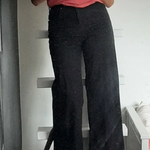 Svarta byxor  - Fina svarta jeans 💕💕 180kr + 45 kr frakt