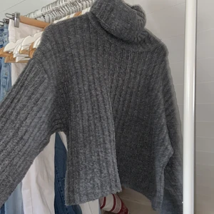 Grå stickad tröja strl XS - Bra skick, knappt använd.