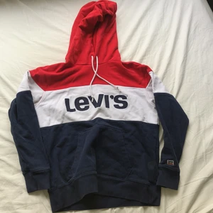Levi’s hoodie storlek M - Inga skador eller fläckar! Storlek M. Köpte den förra hösten. Säljer då den blev för liten för mig.