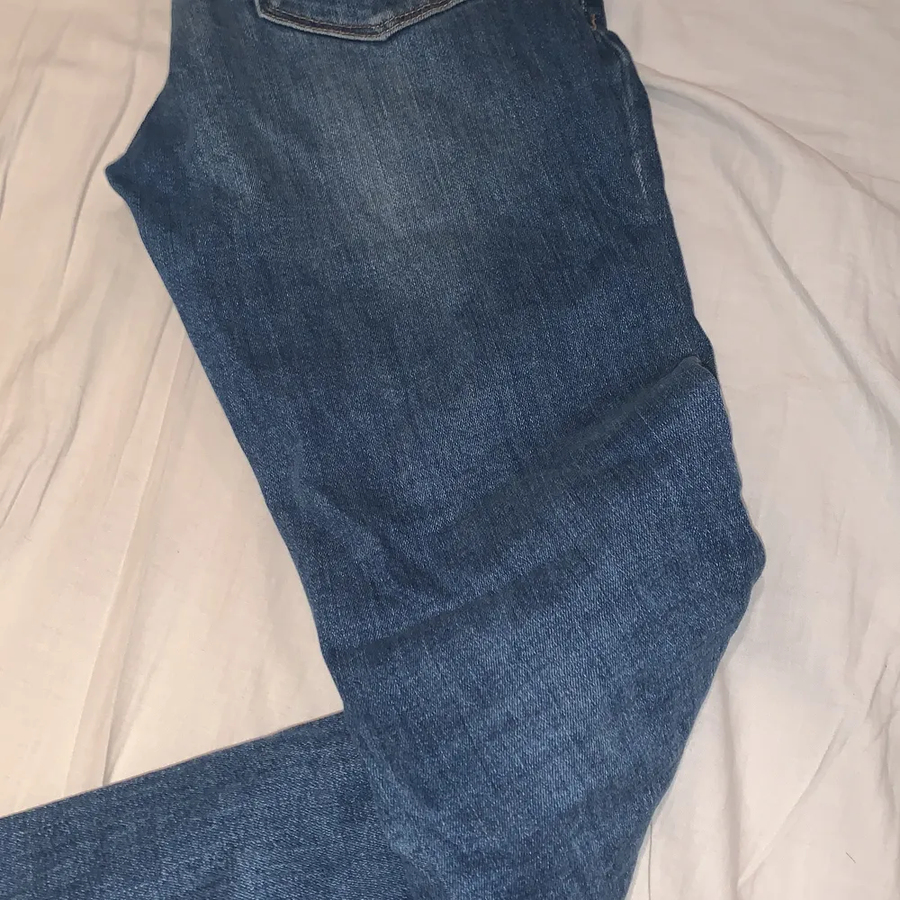 Säljer nu mina superfina levis jeans i en rak modell då de aldrog kommit till någon användning för mig tyvärr💕🥰De är i bra skick i ett töjbart material<33 W:26 (Köp direkt för 200 inkl frakt!!!💞). Jeans & Byxor.