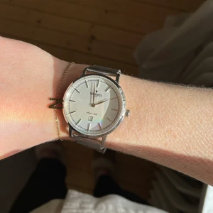 Morris klocka dam - Säljer min helt oanvända klocka från morris. Fick i födelsedagspresent och säljer på grund av att jag är en guld-smyckes person!! Klockan är som sagt helt oanvänd, plasten på baksidan finns tom kvar. Nypris 2195kr, säljer för 1200kr. Kan både mötas upp och skicka! ☺️