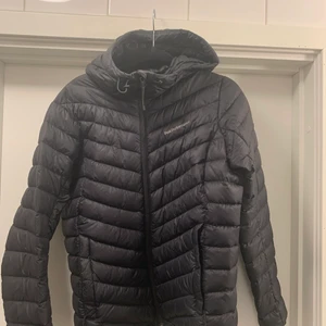 Peak performance jacka  - Peak performance jacka i storlek L. Äkta och väldigt fint skick. Köparen står för frakten och priset kan diskuteras 