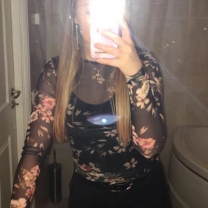 Mesh tröja - Snygg meshtröja med blommigt mönster från Gina tricot! Supersnygg men kommer tyvärr inte till användning längre 💕