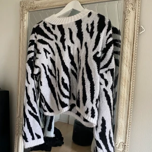 Zebra Stickad Tröja - Väldigt fin och skön stickad tröja från Madlady. Storlek M men passar mig som bär S.