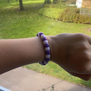 Smyckes armband  - Hemmagjort lilla vitt armband💜 Man får gåvor på köpet🤍💜