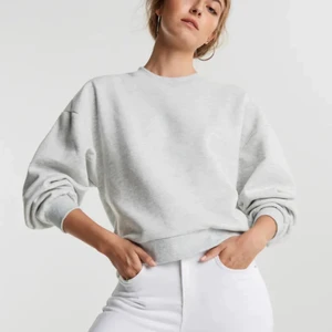 Grå sweatshirt  - Säljer min gråa sweatshirt fråg Gina tricot. Används inte länge! Skriv privat för mer frågor eller bilder! :)