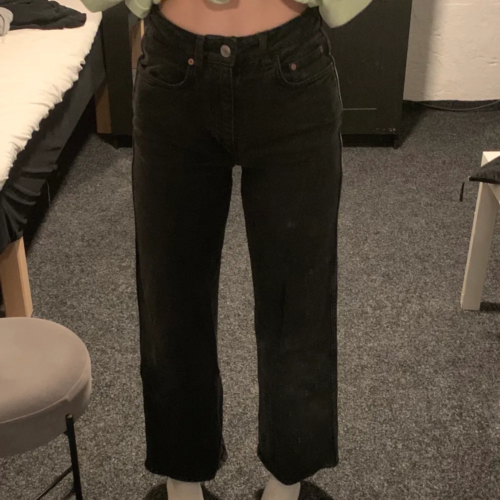 säljer mina favorit svarta jeans😫😫 pga att jag tycker som blivit för korta och hänger mest i garderoben numera, sparsamt använda och sitter verkligen som en smäck🤩 350kr+frakt💕💕. Jeans & Byxor.