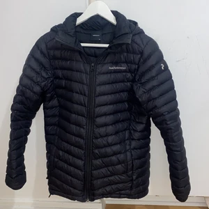Peak Performance  - Säljer mattsvart peak jacka den är i helt ny skick! Passar perfekt till hösten och vintern🥰