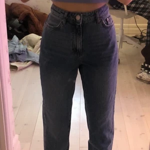 Blåa momjeans  - Ett par blåa momjeans från Gina. Kan vara lite korta i passformen (jag är 1.55) men annars jättesköna och bra passform. Om ni har frågor kan ni kontakta mig eller om ni vill se mer bilder av byxorna💕