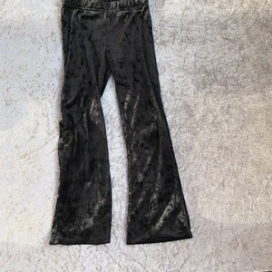 Byxor  - Ett par byxor. De är använda men de är i mellan bra skick. Priset ingår frakt.✨