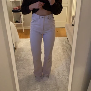 Ljuslila/ljusrosa bikbok jeans - Använt en gång och är i jättefint skick men är för stora i midjan och sitter åt för mycket runt låren. Hög midja och långa i benen. Jag är 170cm lång. 