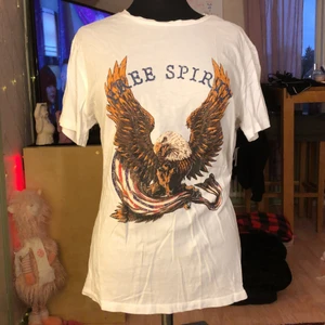 T-shirt  - Ny & oanvänd T-shirt. Storlek m men tycker den är ytterst liiite oversize. Men det är så snyggt. ☀️