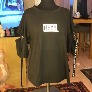 Häftig tshirt - Helt ny tshirt med häftiga detaljer i ärmarna, den passar en m men den är overzise(L), och ”det ska den vara”, skitsnygga detaljer i armarna, så det blir hål och med snörning som hänger ner. ☀️ superskönt mjukt tyg!