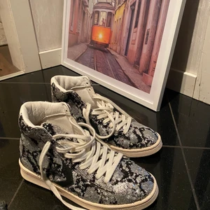 Glittriga converse - Fräscha och trendiga glittriga converse i storlek 37,5.