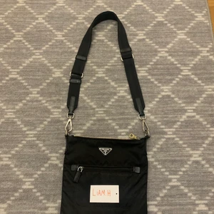 Prada väska - Prada axelremsväska, pris 3k men tar emot bud!, cond 7-8/10