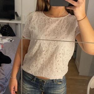 Mönstrad tshirt  - Vit T-shirt med mönster i ifrån Levis ☺️ 