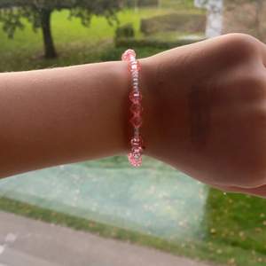Hemmagjort vitt rosa armband 💖 Gåvor på köpet 🤍💖 7 kr inklusive frakt 24kr