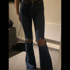 Säljer mina zara jeans - Ett par jeans med hål på knäna, storlek 34. Sitter väldigt bra💕