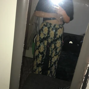 Gina trickot blommiga byxor + linne - Gina tricot’s blommiga vida byxor och gult linne som hör till byxorna. Änvanda 4-5 ggr så ganska nyskick. [Tar bara swish]. [först till kvarn].