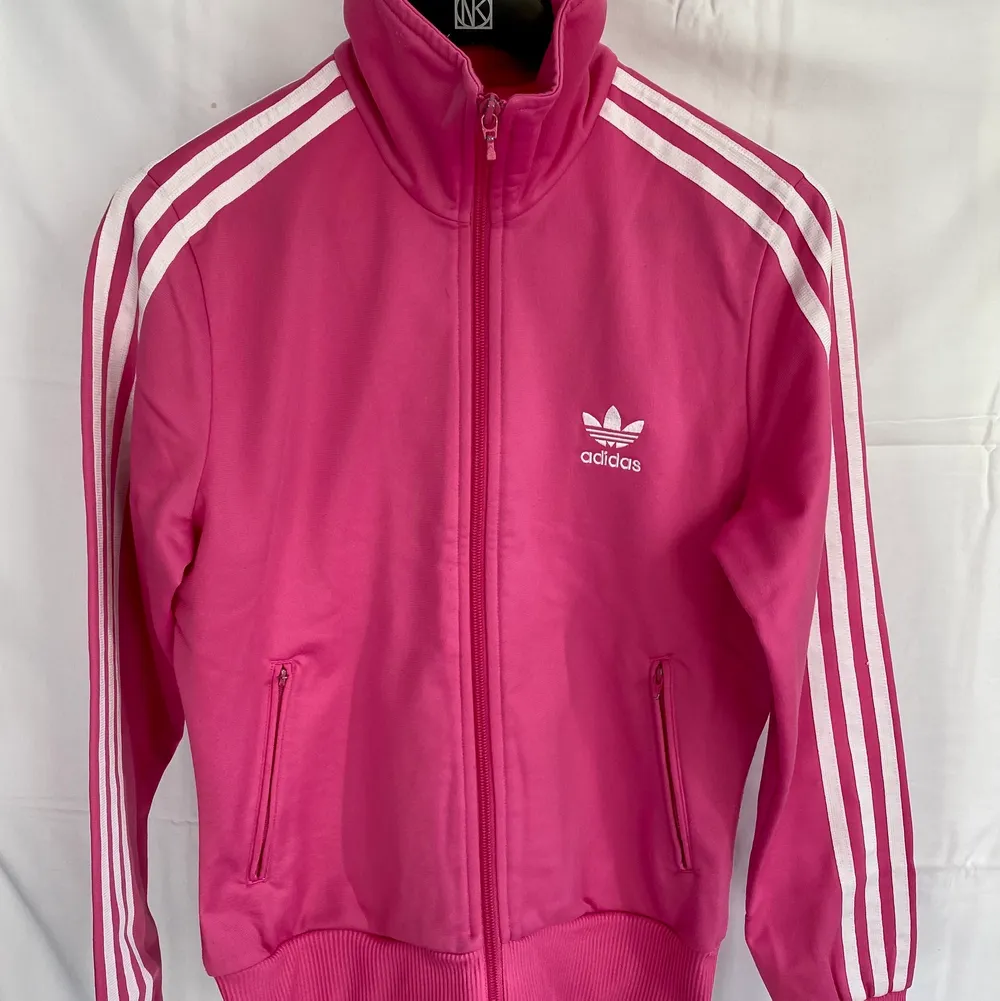 Adidas tröja med dragkedja storlek EU34. Rosa med vita detaljer/ märke. Snygg, skön och bra passform. Kan skickas spårbart 66kr!. Hoodies.