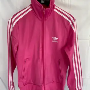 Adidas tröja med dragkedja storlek EU34. Rosa med vita detaljer/ märke. Snygg, skön och bra passform. Kan skickas spårbart 66kr!