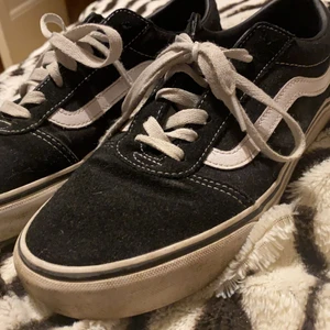 Vans skor  - Säljer dess Vans skor, väldigt bra skick, köpte det knappt två månader sedan.
