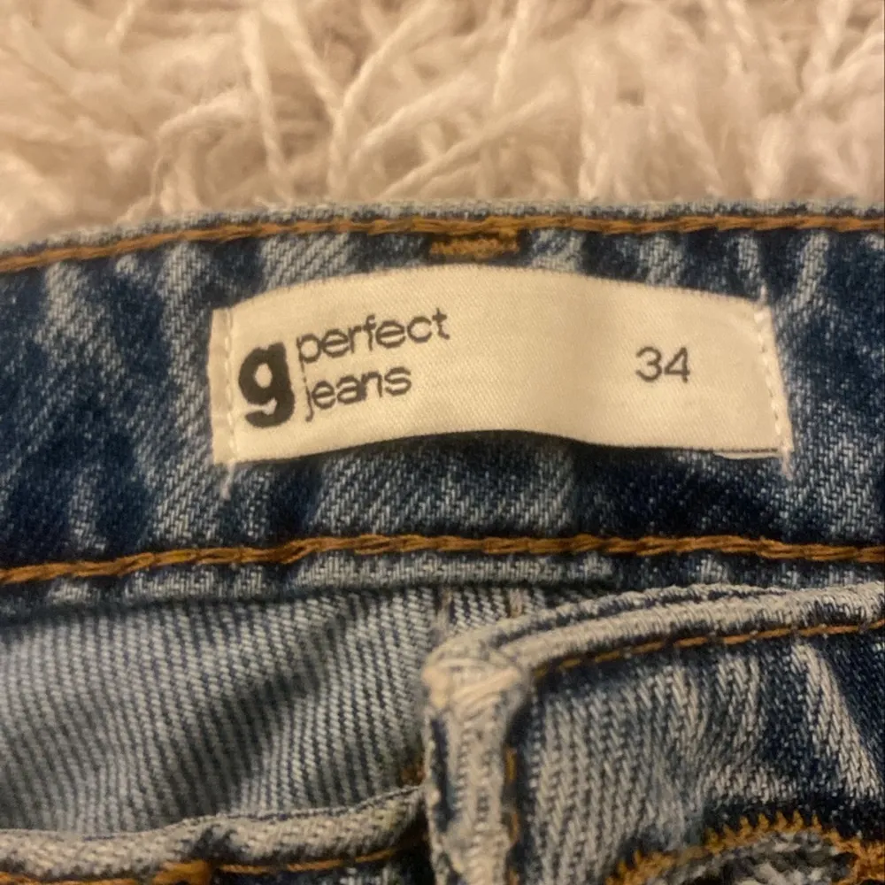 Jättefina jeans ifrån Gina tricot i storlek 34! Jättefin passform och inte allas andvända mycket! . Jeans & Byxor.