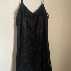 Klänning  - En fin svart spetsklänning , knappt använd . 