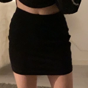 Tajt kjol - Svart tajt kjol som sitter super fint på. Fick den för 1 år sen av en kompis, märket är inget jag känner igen så oklart om de går att få tag på den. Säljer väldigt billigt.