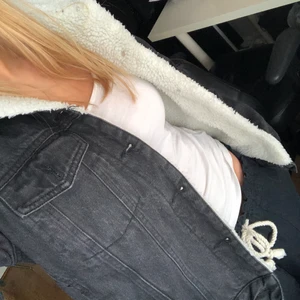 Mysig höstjacka - Säljer denna mysiga jackan från bikbok. Svart jeansjacka med jättemjuk Teddy inuti. Armarna är dessutom fodrade så de är absolut en varmare jacka som passar höst/vinter💕💕💕💕 frakt tillkommer