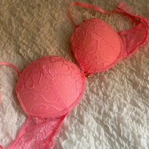 Rosa spets-BH - Superfin BH som säljs pga för liten 💗 använd ett fåtal gånger och har en aning push-up 💗 lappen med storleken är avklippt men det är en 65C som jag skulle säga även passar 70A som jag hade förut 💗