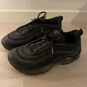 Airmax 97, tripple black  - Säljer mina airmax 97 tripple black, de är använda men väldigt bra skick. Köpte de för 1999 på zalando förra året. 