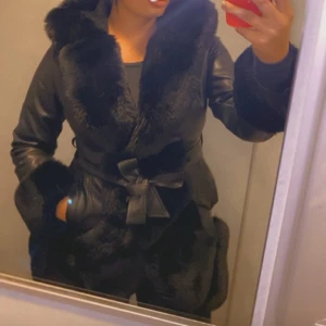 Pälskappa - En jätte fin höst kappa i fake skinn med pälsdetaljer och knytband vid midjan, endast använd i våras ca 2 månader. Dock inte dagligen använd under den perioden. Storlek M