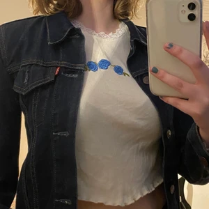 jeans jacka - mörkblå jeansjacka från levis, passar typ XS-S 