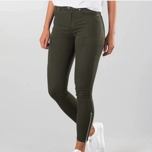 Dr denim jeans - Dr denim jeans i modell Dezie.  Använda en gång, säljer då de inte kommer till användning. Storlek XS. Nypris 499kr. Spårbar frakt på 66kr tillkommer ❤️ 