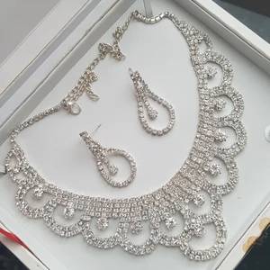 Halsband set - Helt ny halsband set med 1par örhängen. Många sten ca 45cm . Jätte fint. 