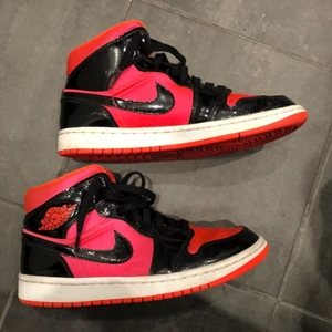 Jordans - Asballa jordans i färgen hot punch som är i stl 40 men använts av mig som har stl 39 så funkar för både och. Köparen står för frakt på 100kr och den skickas i orginalboxen😊