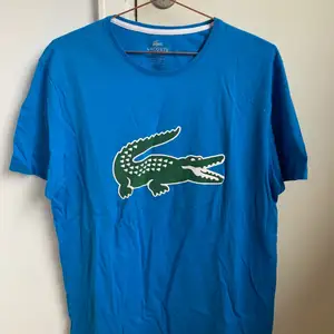 Ny Lacoste t-shirt säljes i storleken 5 (Large) bud kan accepteras. 