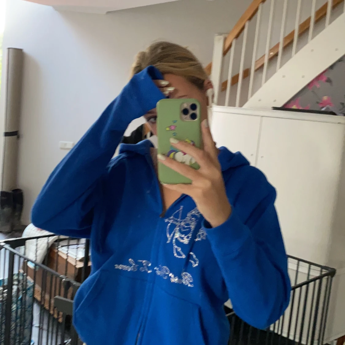 Blå hoodie