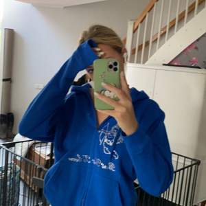 Intressekoll på min helt nya blåa hoodie. Aldrig använd endast testad. Super fin men gillade min röda mer.           Högsta bud: 750kr
