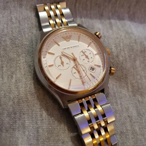 Amani klocka  - Super fin äkta Armani klocka herr. Inga fel, batteriet funkar oxå. 