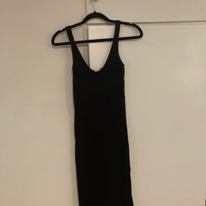 Ribbad klänning  - Svart ribbad klänning från H&M