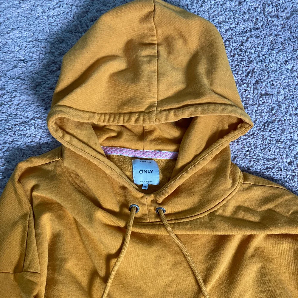 En orange hoodie från ONLY, i storlek M🧡. Hoodies.