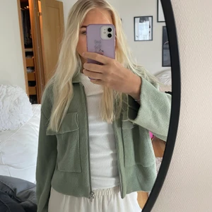 Populär kofta från Ginatricot  - Grön populär stickad kofta från Ginatricot. Använd väldigt sparsamt. buda gärna🥰