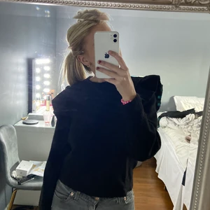 Stickad tröja - Säljer min stickade tröja med volanger på axlarna ❤️super fin o skön 