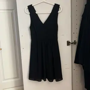 Svart klänning från H&M i storlek 36, använd ett fåtal gånger