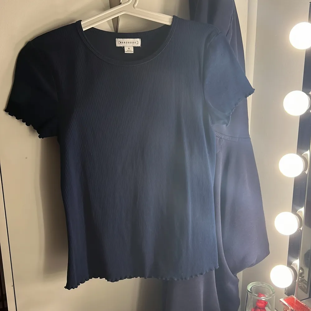 En ribbad marinblå tight T-shirt från Warehouse i storlek UK 8, aldrig använd. T-shirts.