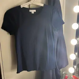 En ribbad marinblå tight T-shirt från Warehouse i storlek UK 8, aldrig använd