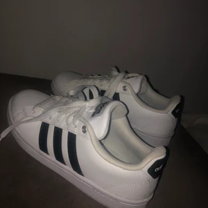 Adidas sneakers storlek 37 och 1/3  - Säljer mina fina vita Adidasbyxor sneakers använda endast 2 gånger därför är de lite smutsiga vid kanten men det går att tvätta bort. Kommer står bara i skohyllan. Fräscha annars inte slitna alls. Kan vara lite trånga då dom inte gått så mycket så dom är som nya. Köparen står för frakten. Om fler vill ha buda. Köptes för ungefär 800kr 